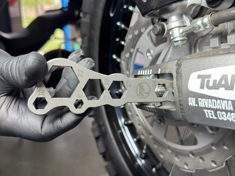 MotoPERIMETRO 2408 Llave múltiple combinada ruedas neumáticos cartuchera herramientas Bajaj BMW Honda Kawasaki Suzuki Benelli KTM Beta Ducati Voge Royal Enfield Triumph Aprilia Motomorini Vespa CF-Moto Zontes Moribidelli RVM QJ Kymco