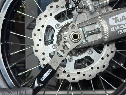 MotoPERIMETRO 2419 Llave Múltiple Saca Ruedas combinada neumáticos cartuchera herramientas CF MOTO 450MT